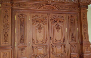 Thiết Kế - Thi Công Cửa Chính MC05 Gõ Đỏ