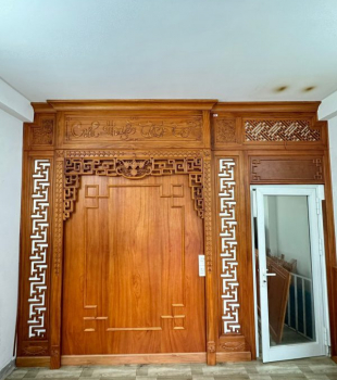 Thiết Kế và Thi Công Vách Phòng Thờ Gỗ Đỏ